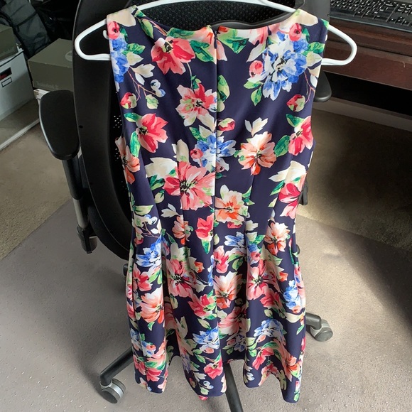Floral Vince Camuto dress with pockets! - Picture 2 of 2